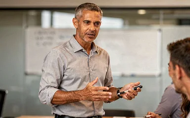 Líder conduzindo um treinamento corporativo