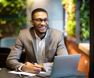 Executivo trabalhando com um notebook