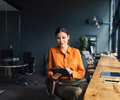 Profissional utilizando um tablet no escritório