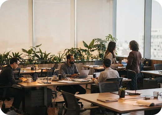 Equipe reunida em um escritório